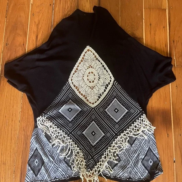 Umgee Black and Cream Geometric Women's Poncho - Picture 2 of 4